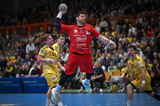 Deutschland, Handball, 2. Bundesliga, 11. Spieltag, 2025 2026, HSG Krefeld Niederrhein vs SG BBM Bietigheim, 15.11.2025, Glockenspitzhalle, Krefeld, Deutschland, Jonathan Fischer (SG BBM Bietigheim, 36) beim Sprungwurf Copyright: xMarkusxVerwimpx
