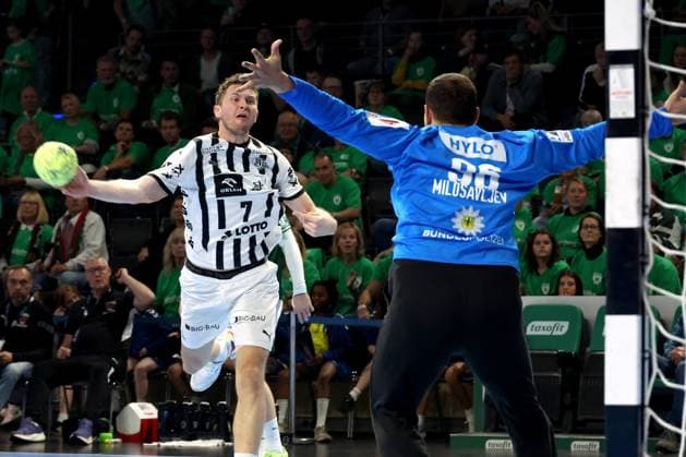 DEU, DHB, 1.HBL, Fuechse Berlin vs. THW Kiel, 15.11.2025, Max-Schmeling-Halle, Berlin, DEU, DHB, 1.HBL, Fuechse Berlin vs. THW Kiel, im Bild Dejan Milosavljev (Fuechse Berlin 96), Magnus Landin Jacobsen (THW Kiel 7)
