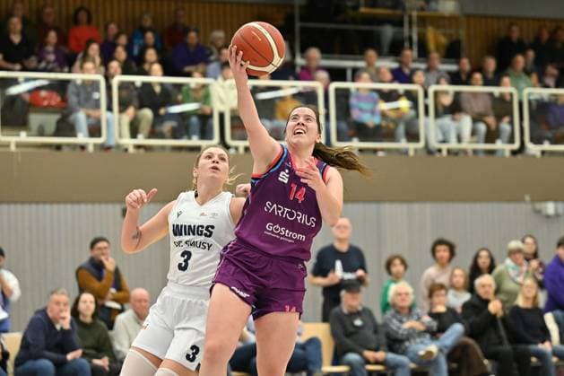 BG74 Veilchen Ladies Göttingen - WINGS Leverkusen Basketball, Frauen, 2. Bundesliga Nord, Hauptrunde, 8. Spieltag, Saison 2025 2026, BG74 Veilchen Ladies Göttingen - WINGS Leverkusen, 15.11.2025, Göttingen. Ana Teresa Leal Faustino ( 14, Göttingen) spielt gegen Tessa Brugler ( 3, Leverkusen). Foto: Swen Pförtner Göttingen Niedersachsen Deutschland