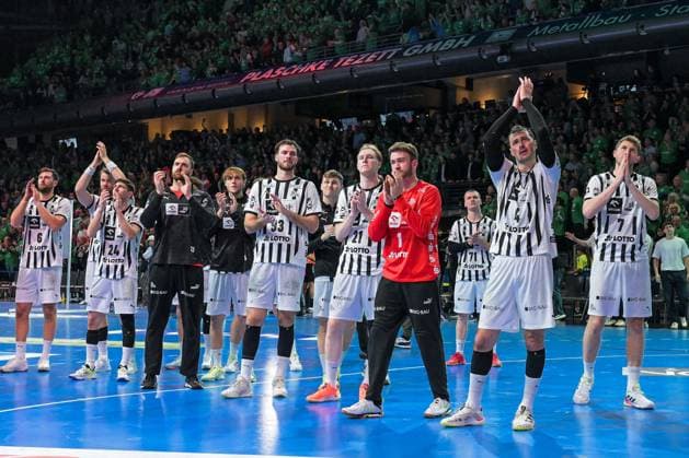 15.11.2025, xlakx, Handball Daikin HBL, Fuechse Berlin - THW Kiel v.l. Harald Reinkind (THW Kiel), Lukas Zerbe (THW Kiel),Veron Nacinovic (THW Kiel),Gonzalo Perez de Vargas (THW Kiel),Domagoj Duvnjak (THW Kiel), enttaeuscht, schaut enttaeuscht, niedergeschlagen, disappointed Berlin