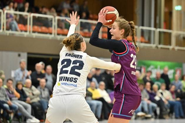 BG74 Veilchen Ladies Göttingen - WINGS Leverkusen Basketball, Frauen, 2. Bundesliga Nord, Hauptrunde, 8. Spieltag, Saison 2025 2026, BG74 Veilchen Ladies Göttingen - WINGS Leverkusen, 15.11.2025, Göttingen. Alice Marie-Therese C. Bremer ( 29, Göttingen) spielt gegen Amelie Kröner ( 22, Leverkusen). Foto: Swen Pförtner Göttingen Niedersachsen Deutschland