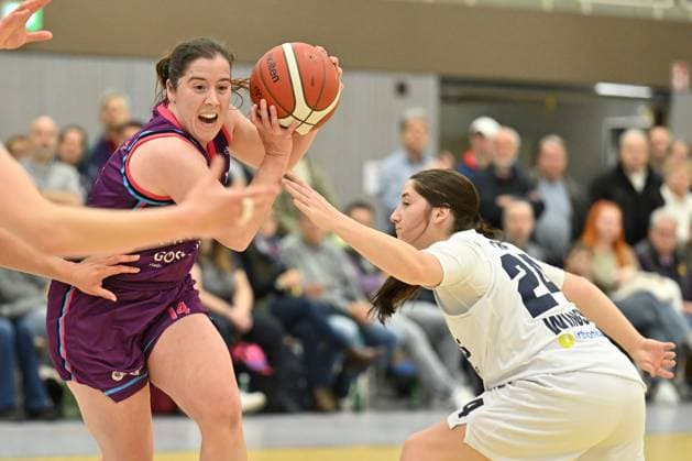 BG74 Veilchen Ladies Göttingen - WINGS Leverkusen Basketball, Frauen, 2. Bundesliga Nord, Hauptrunde, 8. Spieltag, Saison 2025 2026, BG74 Veilchen Ladies Göttingen - WINGS Leverkusen, 15.11.2025, Göttingen. Ana Teresa Leal Faustino ( 14, Göttingen) spielt gegen Kendra Parra ( 24, Leverkusen). Foto: Swen Pförtner Göttingen Niedersachsen Deutschland
