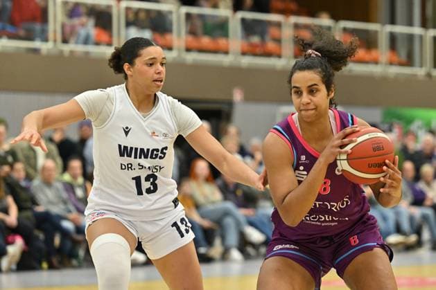BG74 Veilchen Ladies Göttingen - WINGS Leverkusen Basketball, Frauen, 2. Bundesliga Nord, Hauptrunde, 8. Spieltag, Saison 2025 2026, BG74 Veilchen Ladies Göttingen - WINGS Leverkusen, 15.11.2025, Göttingen. Thalia Kretschmar ( 8, Göttingen) spielt gegen Olivia Okpara ( 13, Leverkusen). Foto: Swen Pförtner Göttingen Niedersachsen Deutschland