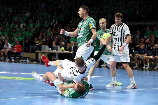 DEU, DHB, 1.HBL, Fuechse Berlin vs. THW Kiel, 15.11.2025, Max-Schmeling-Halle, Berlin, DEU, DHB, 1.HBL, Fuechse Berlin vs. THW Kiel, im Bild Mijajlo Marsenic (Fuechse Berlin 93), Matthes Langhoff (Fuechse Berlin 25), Max Darj (Fuechse Berlin 5), Elias Ellefsen A Skipagotu (THW Kiel 71), LUKAS LAUBE (THW Kiel 20)