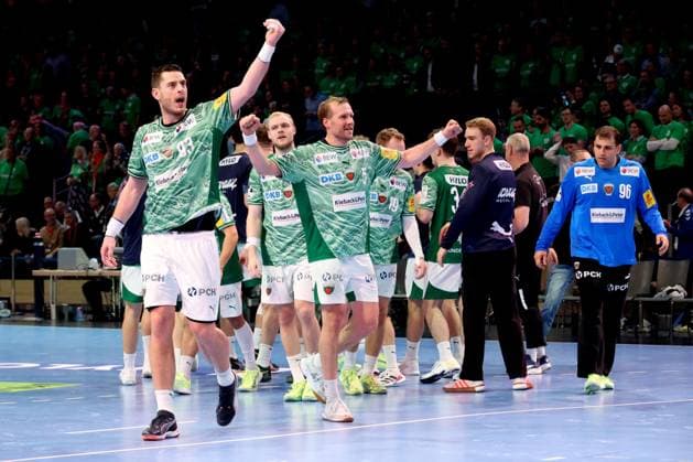 DEU, DHB, 1.HBL, Fuechse Berlin vs. THW Kiel, 15.11.2025, Max-Schmeling-Halle, Berlin, DEU, DHB, 1.HBL, Fuechse Berlin vs. THW Kiel, im Bild Fuechse-Spielerkreis, Mijajlo Marsenic (Fuechse Berlin 93), Max Darj (Fuechse Berlin 5), Dejan Milosavljev (Fuechse Berlin 96)