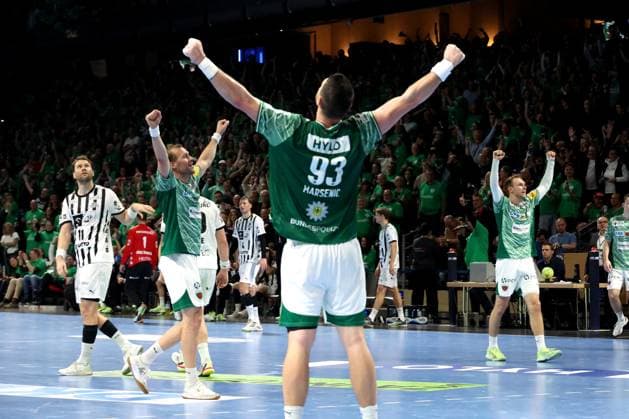 DEU, DHB, 1.HBL, Fuechse Berlin vs. THW Kiel, 15.11.2025, Max-Schmeling-Halle, Berlin, DEU, DHB, 1.HBL, Fuechse Berlin vs. THW Kiel, im Bild Fuechse-Spielerkreis, Mijajlo Marsenic (Fuechse Berlin 93)