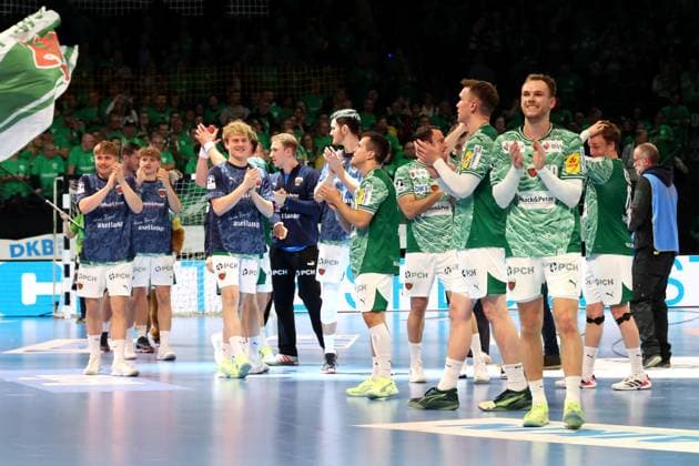 DEU, DHB, 1.HBL, Fuechse Berlin vs. THW Kiel, 15.11.2025, Max-Schmeling-Halle, Berlin, DEU, DHB, 1.HBL, Fuechse Berlin vs. THW Kiel, im Bild Fuechse-Spielerkreis, Mathias Gidsel (Fuechse Berlin 19)