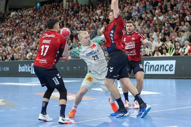 15.11.2025, xgox, Handball, Daikin HBL, SG Flensburg Handewitt - SC Magdeburg v.l. Marko Grgic (Flensburg, 17), Magnus Saugstrup (Magdeburg, 23), Blaz Blagotsinek (Flensburg, 43) Zweikampf, Duell, Kampf, tackle Flensburg