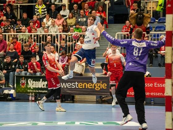 Nils Fuhrmann (1. VFL Potsdam, 27) gegen Dominik Plaue (TuSEM Essen, 87) TuSEM Essen vs. 1. VfL Potsdam, Handball, 2. Bundesliga, 11. Spieltag, Saison 2025 2026, 15.11.2025 TuSEM Essen vs. 1. VfL Potsdam, Handball, 2. Bundesliga, 11. Spieltag, Saison 2025 2026, 15.11.2025 Essen Copyright: xEibner-Pressefoto DamianxKruczynx EP_DKI