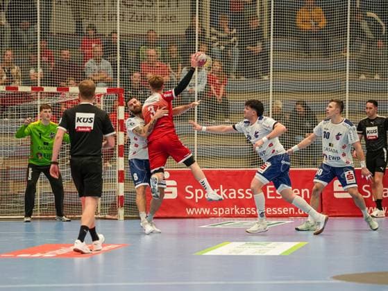 Felix Mart (TuSEM Essen, 03) im Zweikampf gegen Davide Bulzamini (1. VFL Potsdam, 08) TuSEM Essen vs. 1. VfL Potsdam, Handball, 2. Bundesliga, 11. Spieltag, Saison 2025 2026, 15.11.2025 TuSEM Essen vs. 1. VfL Potsdam, Handball, 2. Bundesliga, 11. Spieltag, Saison 2025 2026, 15.11.2025 Essen Copyright: xEibner-Pressefoto DamianxKruczynx EP_DKI