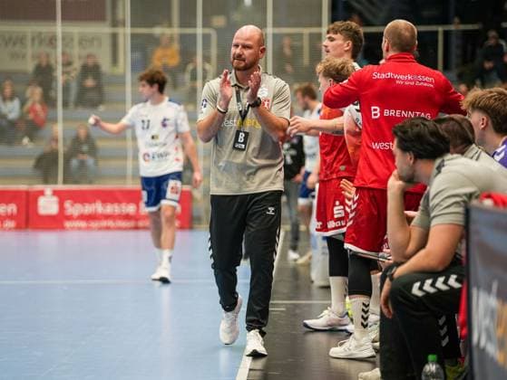 Daniel Haase (TuSEM Essen, Trainer) ist zufrieden in der 1. Halbzeit TuSEM Essen vs. 1. VfL Potsdam, Handball, 2. Bundesliga, 11. Spieltag, Saison 2025 2026, 15.11.2025 TuSEM Essen vs. 1. VfL Potsdam, Handball, 2. Bundesliga, 11. Spieltag, Saison 2025 2026, 15.11.2025 Essen Copyright: xEibner-Pressefoto DamianxKruczynx EP_DKI