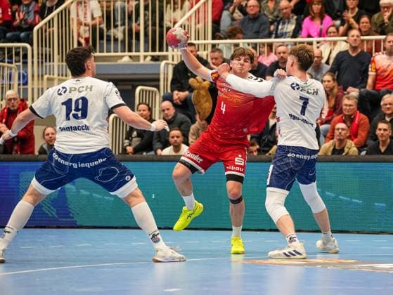 Felix Goettler (TuSEM Essen, 04) im Zweikampf gegen Nicolas Paulnsteiner (1. VFL Potsdam, 07) und Gabriele Sontacchi (1. VFL Potsdam, 19) TuSEM Essen vs. 1. VfL Potsdam, Handball, 2. Bundesliga, 11. Spieltag, Saison 2025 2026, 15.11.2025 TuSEM Essen vs. 1. VfL Potsdam, Handball, 2. Bundesliga, 11. Spieltag, Saison 2025 2026, 15.11.2025 Essen Copyright: xEibner-Pressefoto DamianxKruczynx EP_DKI