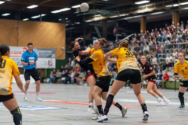 Lisa Fuchs (TG Nuertingen, 24) und Lea Griesser (HC Roedertal, 48), TG Nuertingen vs. HC Roedertal, Handball, 2. Bundesliga Frauen, 09. Spieltag, Saison 2025 2026, 15.11.2025, TG Nuertingen vs. HC Roedertal, Handball, 2. Bundesliga Frauen, 09. Spieltag, Saison 2025 2026, 15.11.2025 Nuertingen Copyright: xEibner-Pressefoto MaxxVogelx EP_MVL