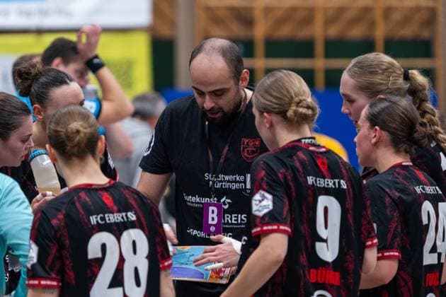 Manel Cirac (TG Nuertingen, Cheftrainer), TG Nuertingen vs. HC Roedertal, Handball, 2. Bundesliga Frauen, 09. Spieltag, Saison 2025 2026, 15.11.2025, TG Nuertingen vs. HC Roedertal, Handball, 2. Bundesliga Frauen, 09. Spieltag, Saison 2025 2026, 15.11.2025 Nuertingen Copyright: xEibner-Pressefoto MaxxVogelx EP_MVL
