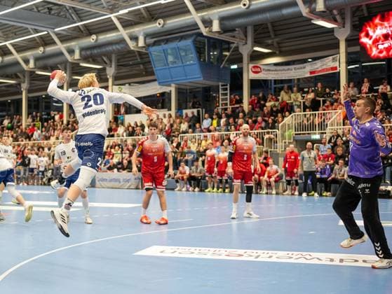 Tim Hildenbrand (1. VFL Potsdam, 20) im Sprungwurf gegen Dominik Plaue (TuSEM Essen, 87) TuSEM Essen vs. 1. VfL Potsdam, Handball, 2. Bundesliga, 11. Spieltag, Saison 2025 2026, 15.11.2025 TuSEM Essen vs. 1. VfL Potsdam, Handball, 2. Bundesliga, 11. Spieltag, Saison 2025 2026, 15.11.2025 Essen Copyright: xEibner-Pressefoto DamianxKruczynx EP_DKI