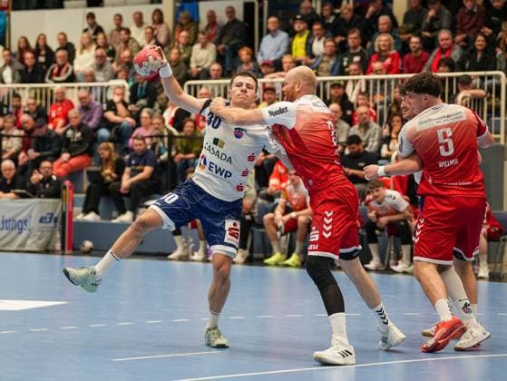 Marco Mengon (1. VFL Potsdam, 30) gegen Alexander Becker (TuSEM Essen, 02) im Zweikampf TuSEM Essen vs. 1. VfL Potsdam, Handball, 2. Bundesliga, 11. Spieltag, Saison 2025 2026, 15.11.2025 TuSEM Essen vs. 1. VfL Potsdam, Handball, 2. Bundesliga, 11. Spieltag, Saison 2025 2026, 15.11.2025 Essen Copyright: xEibner-Pressefoto DamianxKruczynx EP_DKI