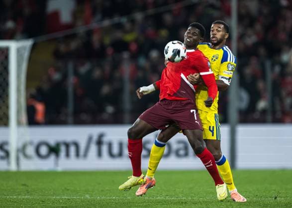 251115 Breel Embolo of Switzerland and Isak Hien of Sweden during the FIFA World Cup, WM, Weltmeisterschaft, Fussball Qualifier football match between Switzerland and Sweden on November 15, 2025 in Geneva. Photo: Joel Marklund BILDBYRAN kod JM JM0751 bbeng, fotboll, football, soccer, fotball, vm-kval, fifa world c Copyright: JOELxMARKLUND BB251115JM056
