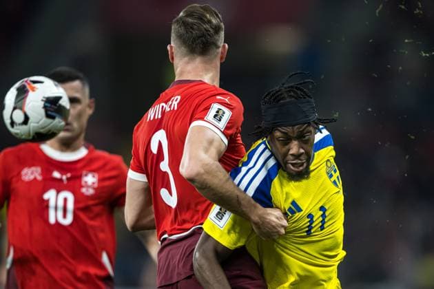 251115 Silvan Widmer of Switzerland and Anthony Elanga of Sweden during the FIFA World Cup, WM, Weltmeisterschaft, Fussball Qualifier football match between Switzerland and Sweden on November 15, 2025 in Geneva. Photo: Joel Marklund BILDBYRAN kod JM JM0751 bbeng, fotboll, football, soccer, fotball, vm-kval, fifa world c Copyright: JOELxMARKLUND BB251115JM064