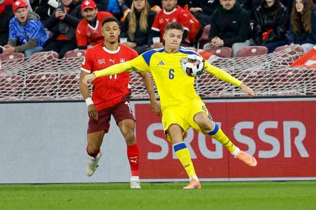Dan Ndoye (Schweiz, 11) und Emil Holm (Schweden, 06) im Kampf um den Ball , Schweiz, FIFA, WM-Qualifikation Europa, (Gruppe B), Schweiz vs. Schweden, 15.11.2025, Stade de Geneve, Genf, Schweiz Genf Stade de Geneve Kanton Genf Schweiz Copyright: xGrantxHubbsx