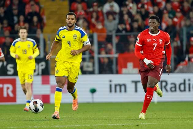 Isak Hien (Schweden, 04) und Breel Embolo (Schweiz, 07) im Laufduell , Schweiz, FIFA, WM-Qualifikation Europa, (Gruppe B), Schweiz vs. Schweden, 15.11.2025, Stade de Geneve, Genf, Schweiz Genf Stade de Geneve Kanton Genf Schweiz Copyright: xGrantxHubbsx