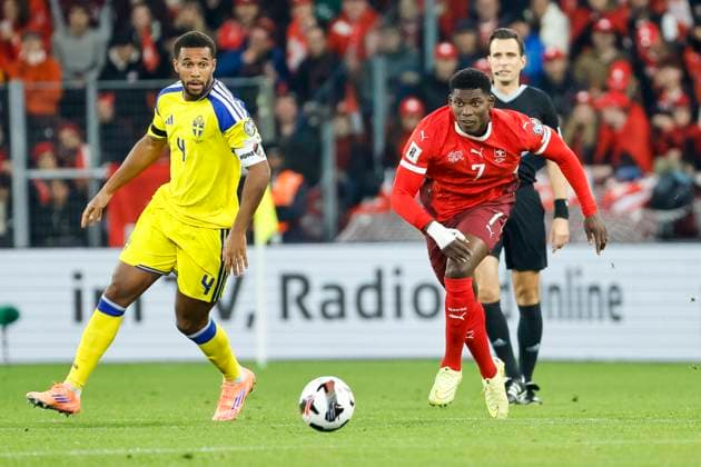 Isak Hien (Schweden, 04) und Breel Embolo (Schweiz, 07) im Zweikampf , Schweiz, FIFA, WM-Qualifikation Europa, (Gruppe B), Schweiz vs. Schweden, 15.11.2025, Stade de Geneve, Genf, Schweiz Genf Stade de Geneve Kanton Genf Schweiz Copyright: xGrantxHubbsx