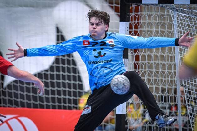 Deutschland, Handball, 2. Bundesliga, 11. Spieltag, 2025 2026, HSG Krefeld Niederrhein vs SG BBM Bietigheim, 15.11.2025, Glockenspitzhalle, Krefeld, Deutschland, Anel Durmić Anel Durmic (HSG Krefeld Niederrhein, 72) bei der Abwehr eines Torwurfs Copyright: xMarkusxVerwimpx