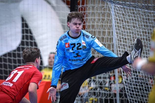 Deutschland, Handball, 2. Bundesliga, 11. Spieltag, 2025 2026, HSG Krefeld Niederrhein vs SG BBM Bietigheim, 15.11.2025, Glockenspitzhalle, Krefeld, Deutschland, Anel Durmić Anel Durmic (HSG Krefeld Niederrhein, 72) bei der Abwehr eines Torwurfs Copyright: xMarkusxVerwimpx