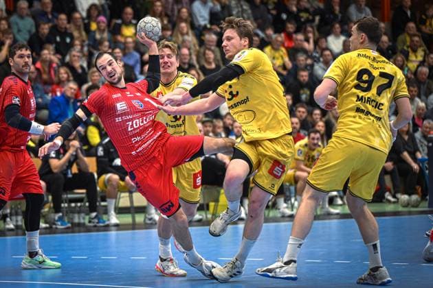 Deutschland, Handball, 2. Bundesliga, 11. Spieltag, 2025 2026, HSG Krefeld Niederrhein vs SG BBM Bietigheim, 15.11.2025, Glockenspitzhalle, Krefeld, Deutschaland, Dominik Claus (SG BBM Bietigheim, 7) wirft aufs Tor, Lars Jagieniak (HSG Krefeld Niederrhein, 33) ohne Abwehrchance Copyright: xMarkusxVerwimpx
