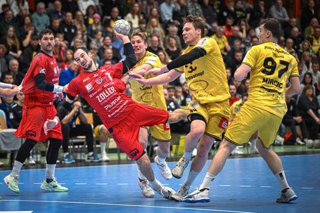 Deutschland, Handball, 2. Bundesliga, 11. Spieltag, 2025 2026, HSG Krefeld Niederrhein vs SG BBM Bietigheim, 15.11.2025, Glockenspitzhalle, Krefeld, Deutschaland, Dominik Claus (SG BBM Bietigheim, 7) wirft aufs Tor, Lars Jagieniak (HSG Krefeld Niederrhein, 33) hat das Nachsehen Copyright: xMarkusxVerwimpx