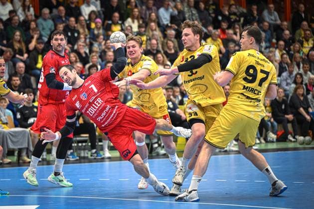 Deutschland, Handball, 2. Bundesliga, 11. Spieltag, 2025 2026, HSG Krefeld Niederrhein vs SG BBM Bietigheim, 15.11.2025, Glockenspitzhalle, Krefeld, Deutschaland, Dominik Claus (SG BBM Bietigheim, 7) wirft aufs Tor, Lars Jagieniak (HSG Krefeld Niederrhein, 33) ohne Abwehrchance Copyright: xMarkusxVerwimpx