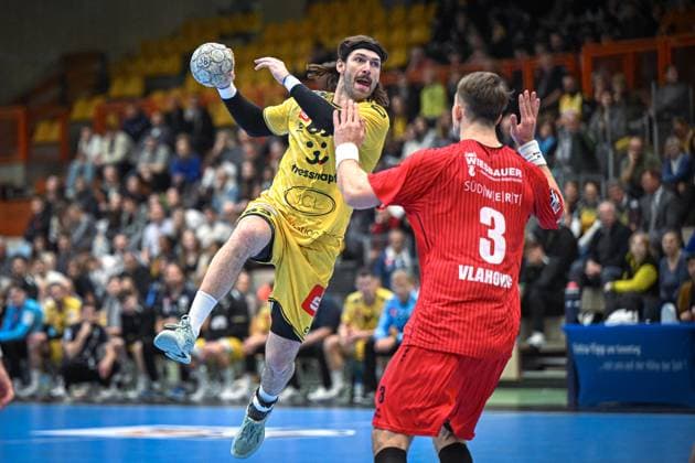 Deutschland, Handball, 2. Bundesliga, 11. Spieltag, 2025 2026, HSG Krefeld Niederrhein vs SG BBM Bietigheim, 15.11.2025, Glockenspitzhalle, Krefeld, Deutschland, Julius Rose (HSG Krefeld Niederrhein, 63) beim Sprungwurf Copyright: xMarkusxVerwimpx
