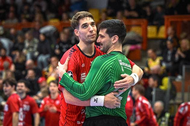 Deutschland, Handball, 2. Bundesliga, 11. Spieltag, 2025 2026, HSG Krefeld Niederrhein vs SG BBM Bietigheim, 15.11.2025, Glockenspitzhalle, Krefeld, Deutschland, Nikola Vlahovic (SG BBM Bietigheim, 3) und Martin Tomovski (SG BBM Bietigheim, 12) umarmen sich nach dem Schlusspfiff Copyright: xMarkusxVerwimpx