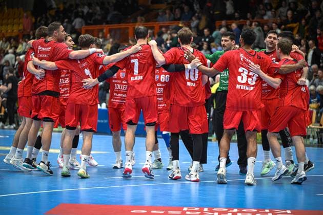 Deutschland, Handball, 2. Bundesliga, 11. Spieltag, 2025 2026, HSG Krefeld Niederrhein vs SG BBM Bietigheim, 15.11.2025, Glockenspitzhalle, Krefeld, Deutschland, Bietigheimer Mannschaft feiert den Sieg Copyright: xMarkusxVerwimpx