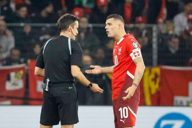 Schiedsrichter Erik Lambrechts (BEL) und Granit Xhaka (Schweiz, 10) im Dialog , Schweiz, FIFA, WM-Qualifikation Europa, (Gruppe B), Schweiz vs. Schweden, 15.11.2025, Stade de Geneve, Genf, Schweiz Genf Stade de Geneve Kanton Genf Schweiz Copyright: xGrantxHubbsx