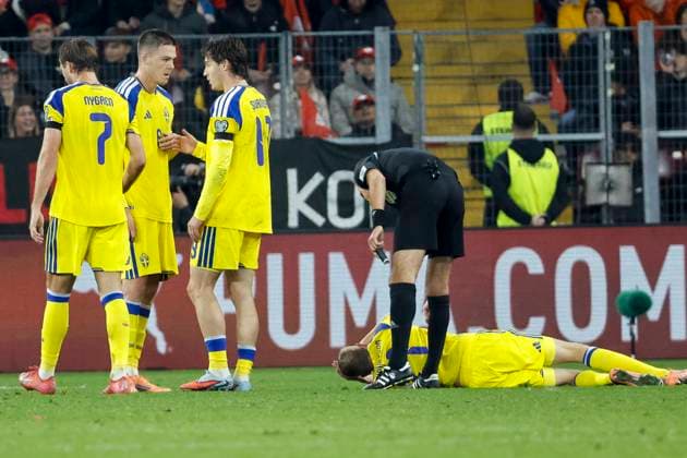 Alexander Bernhardsson (Schweden, 21) verletzt am Boden , Schweiz, FIFA, WM-Qualifikation Europa, (Gruppe B), Schweiz vs. Schweden, 15.11.2025, Stade de Geneve, Genf, Schweiz Genf Stade de Geneve Kanton Genf Schweiz Copyright: xGrantxHubbsx