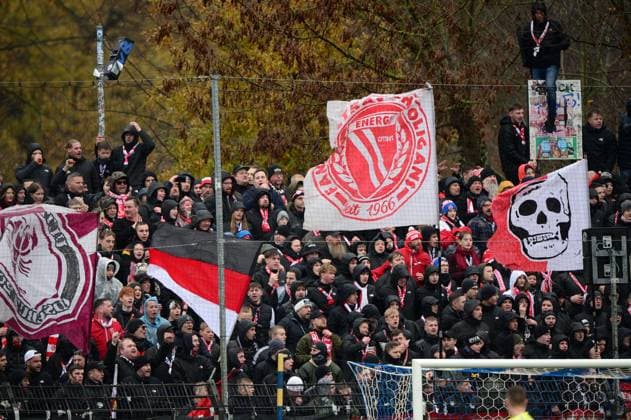SV Babelsberg 03 - FC Energie Cottbus, Landespokal, Viertelfinale, Saison 25 26, Fussball, 15.11.2025, Potsdam, Foto: Benjamin Feller Fans Cottbus, SV Babelsberg 03 - FC Energie Cottbus, Landespokal Brandenburg, Viertelfinale, Saison 25 26, Fussball, 15.11.2025, Potsdam Potsdam Karl-Liebknecht-Stadion Brandenburg Deutschalnd Copyright: xBenjaminxFellerx