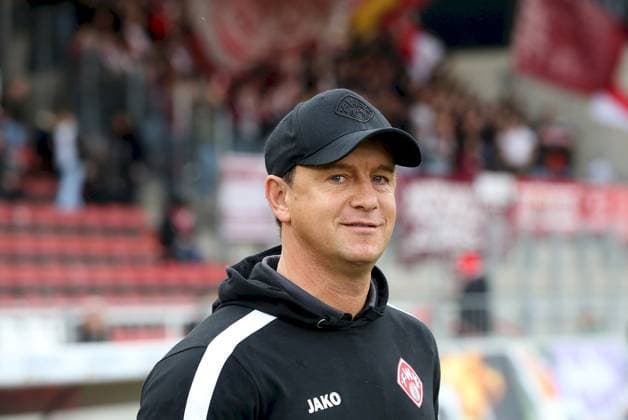 15.11.2025, xfsx, Herren, Fussball, Saison 2025 2026, Regionalliga Bayern, 18. Spieltag: FC Wuerzburger Kickers - FV Illertissen v.li.: Trainer Marc Reitmaier (FC Wuerzburger Kickers) lacht, lachend, laecheln, Freude, Einzelbild Wuerzburg AKON ARENA Bayern Deutschland