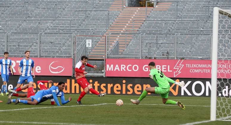 15.11.2025, xfsx, Herren, Fussball, Saison 2025 2026, Regionalliga Bayern, 18. Spieltag: FC Wuerzburger Kickers - FV Illertissen v.li.: Marco Goetz (FV Illertissen), Maximilian Neuberger (FV Illertissen), Jermain Nischalke (FC Wuerzburger Kickers), Namrud Embaye (FV Illertissen), Peter Kurzweg (FC Wuerzburger Kickers), Malwin Zok (FV Illertissen) Wuerzburg AKON ARENA Bayern Deutschland