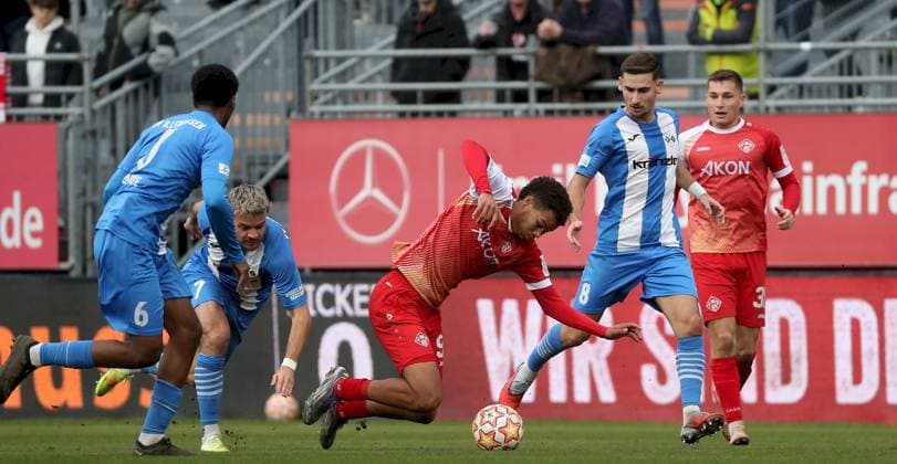 15.11.2025, xfsx, Herren, Fussball, Saison 2025 2026, Regionalliga Bayern, 18. Spieltag: FC Wuerzburger Kickers - FV Illertissen v.li.: Namrud Embaye (FV Illertissen), Yannick Glessing (FV Illertissen), Jermain Nischalke (FC Wuerzburger Kickers), Milos Cocic (FV Illertissen), Tim Kraus (FC Wuerzburger Kickers) Wuerzburg AKON ARENA Bayern Deutschland