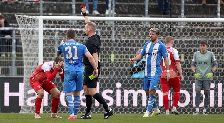 15.11.2025, xfsx, Herren, Fussball, Saison 2025 2026, Regionalliga Bayern, 18. Spieltag: FC Wuerzburger Kickers - FV Illertissen v.li.: Tim Kraus (FC Wuerzburger Kickers) enttaeuscht schauend, Enttaeuschung, disappointed, Tobias Ruehle (FV Illertissen), Schiedsrichter Stefan Treiber zeigt die gelb-rote Karte, second yellow card, Yannick Glessing (FV Illertissen), Philipp Ochs (FC Wuerzburger Kickers), Johann Hipper (FC Wuerzburger Kickers) Wuerzburg AKON ARENA Bayern Deutschland