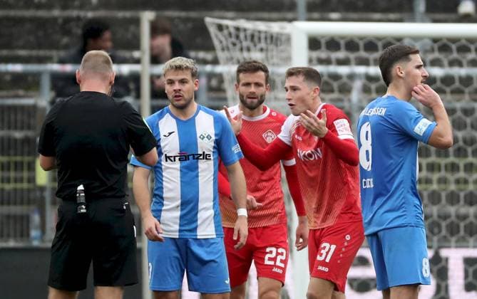 15.11.2025, xfsx, Herren, Fussball, Saison 2025 2026, Regionalliga Bayern, 18. Spieltag: FC Wuerzburger Kickers - FV Illertissen v.li.: Schiedsrichter Stefan Treiber, Yannick Glessing (FV Illertissen), Daniel Haegele (FC Wuerzburger Kickers), Tim Kraus (FC Wuerzburger Kickers) gibt Anweisungen, gestikuliert, mit den Armen gestikulieren, gives instructions, gesticulate, Milos Cocic (FV Illertissen) Wuerzburg AKON ARENA Bayern Deutschland
