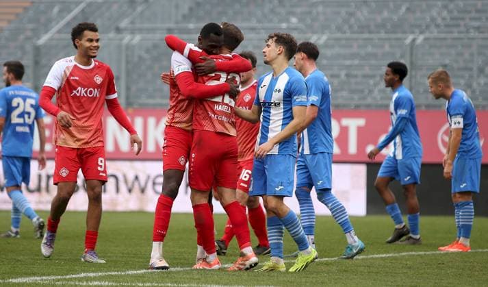 15.11.2025, xfsx, Herren, Fussball, Saison 2025 2026, Regionalliga Bayern, 18. Spieltag: FC Wuerzburger Kickers - FV Illertissen v.li.: Jermain Nischalke (FC Wuerzburger Kickers), Tarsis Bonga (FC Wuerzburger Kickers), Daniel Haegele (FC Wuerzburger Kickers) mit Torjubel, celebrate the goal, goal celebration, Jubel ueber das Tor zum 1:0 Wuerzburg AKON ARENA Bayern Deutschland
