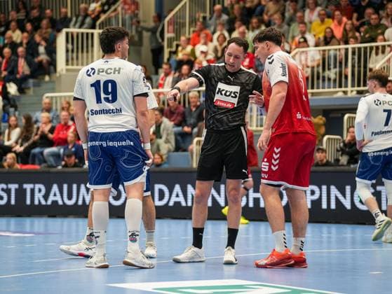 Leon Baermann (Schiedsrichter) erklaert Valentin Willner (TuSEM Essen, 05) und Gabriele Sontacchi (1. VFL Potsdam, 19) seine Entscheidung TuSEM Essen vs. 1. VfL Potsdam, Handball, 2. Bundesliga, 11. Spieltag, Saison 2025 2026, 15.11.2025 TuSEM Essen vs. 1. VfL Potsdam, Handball, 2. Bundesliga, 11. Spieltag, Saison 2025 2026, 15.11.2025 Essen Copyright: xEibner-Pressefoto DamianxKruczynx EP_DKI