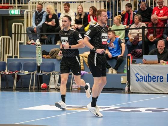 Schiedsrichterbrueder Leon Baermann und Nico Baermann bereiten sich auf das Spiel vor TuSEM Essen vs. 1. VfL Potsdam, Handball, 2. Bundesliga, 11. Spieltag, Saison 2025 2026, 15.11.2025 TuSEM Essen vs. 1. VfL Potsdam, Handball, 2. Bundesliga, 11. Spieltag, Saison 2025 2026, 15.11.2025 Essen Copyright: xEibner-Pressefoto DamianxKruczynx EP_DKI