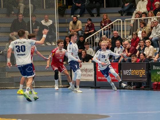 Tim Hildenbrand (1. VFL Potsdam, 20) dribbelt um Tim Mast (TuSEM Essen, 68) und Nicolas Paulnsteiner (1. VFL Potsdam, 07) herum TuSEM Essen vs. 1. VfL Potsdam, Handball, 2. Bundesliga, 11. Spieltag, Saison 2025 2026, 15.11.2025 TuSEM Essen vs. 1. VfL Potsdam, Handball, 2. Bundesliga, 11. Spieltag, Saison 2025 2026, 15.11.2025 Essen Copyright: xEibner-Pressefoto DamianxKruczynx EP_DKI