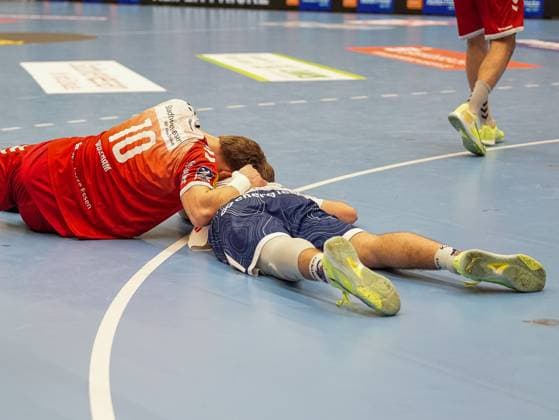 Florian Budde (1. VFL Potsdam, 02) und Finn Wolfram (TuSEM Essen, 10) bleiben beide nach einem Foul am Boden liegen TuSEM Essen vs. 1. VfL Potsdam, Handball, 2. Bundesliga, 11. Spieltag, Saison 2025 2026, 15.11.2025 TuSEM Essen vs. 1. VfL Potsdam, Handball, 2. Bundesliga, 11. Spieltag, Saison 2025 2026, 15.11.2025 Essen Copyright: xEibner-Pressefoto DamianxKruczynx EP_DKI
