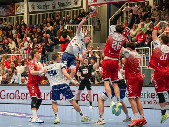 Dustin Kraus (1. VFL Potsdam, 47) beim Wurf auf das Tor. Tom Wolf (TuSEM Essen, 26), Valentin Willner (TuSEM Essen, 05) versuchen zu blocken TuSEM Essen vs. 1. VfL Potsdam, Handball, 2. Bundesliga, 11. Spieltag, Saison 2025 2026, 15.11.2025 TuSEM Essen vs. 1. VfL Potsdam, Handball, 2. Bundesliga, 11. Spieltag, Saison 2025 2026, 15.11.2025 Essen Copyright: xEibner-Pressefoto DamianxKruczynx EP_DKI