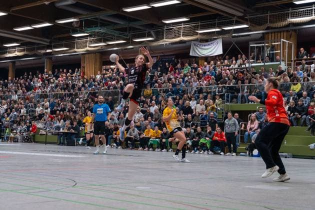 Ronja Buehler (TG Nuertingen, 09) und Ann Rammer (HC Roedertal, 21), TG Nuertingen vs. HC Roedertal, Handball, 2. Bundesliga Frauen, 09. Spieltag, Saison 2025 2026, 15.11.2025, TG Nuertingen vs. HC Roedertal, Handball, 2. Bundesliga Frauen, 09. Spieltag, Saison 2025 2026, 15.11.2025 Nuertingen Copyright: xEibner-Pressefoto MaxxVogelx EP_MVL