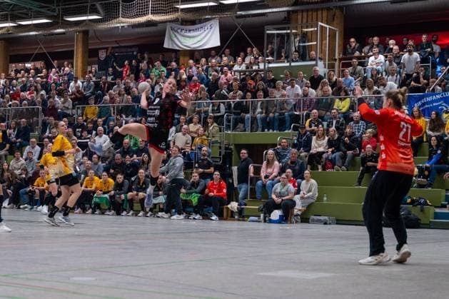 Ronja Buehler (TG Nuertingen, 09) und Ann Rammer (HC Roedertal, 21), TG Nuertingen vs. HC Roedertal, Handball, 2. Bundesliga Frauen, 09. Spieltag, Saison 2025 2026, 15.11.2025, TG Nuertingen vs. HC Roedertal, Handball, 2. Bundesliga Frauen, 09. Spieltag, Saison 2025 2026, 15.11.2025 Nuertingen Copyright: xEibner-Pressefoto MaxxVogelx EP_MVL