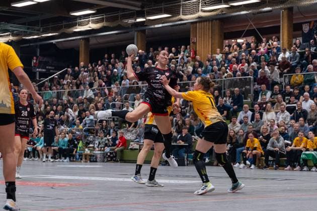 Leonie Dreizler (TG Nuertingen, 23) und Vanessa Huth (HC Roedertal, 11), TG Nuertingen vs. HC Roedertal, Handball, 2. Bundesliga Frauen, 09. Spieltag, Saison 2025 2026, 15.11.2025, TG Nuertingen vs. HC Roedertal, Handball, 2. Bundesliga Frauen, 09. Spieltag, Saison 2025 2026, 15.11.2025 Nuertingen Copyright: xEibner-Pressefoto MaxxVogelx EP_MVL